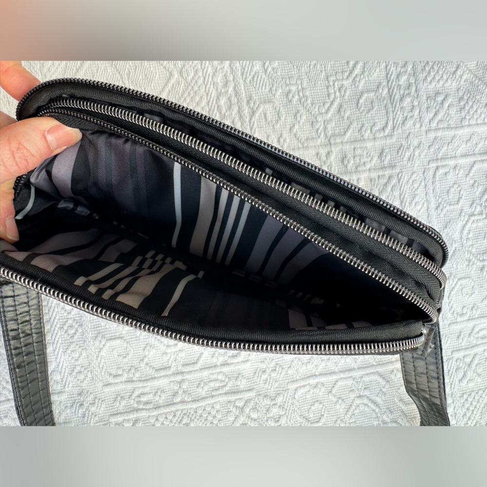 Lug Coupe XL, convertible crossbody, metallic black - Picture 7 of 11